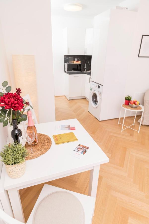 Red Monkey Vienna Apartment Exterior photo